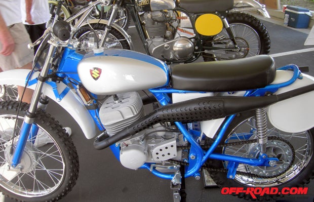 Wow, a twin-pipe Suzuki before they were yellow.