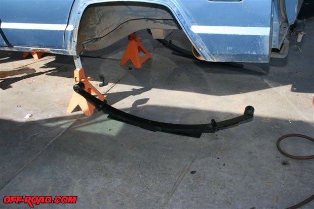 Skyjackers new, stronger rear leaf spring is ready for installation. New springs and shock absorbers are all that are needed to lift the Cherokees rear.