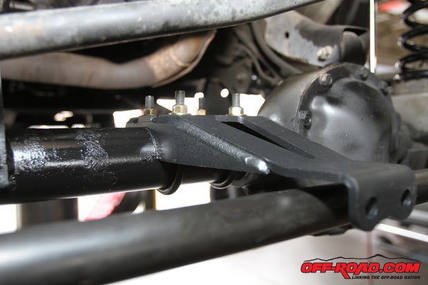 The BDS 9500 Dual Steering Stabilizer Kit features a heavy-duty mount that is attached to the front axle. 