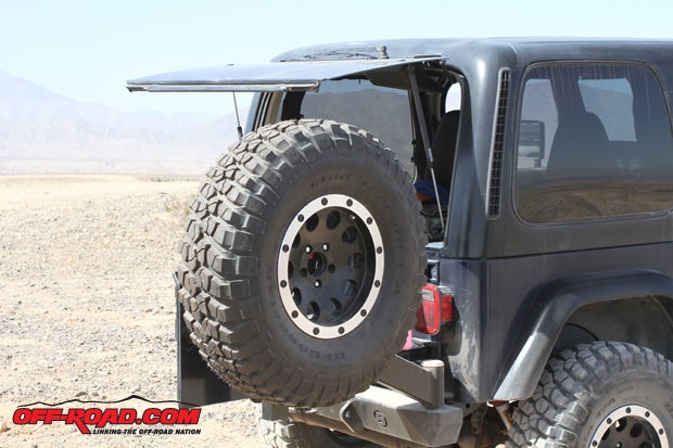 Opening and closing your rear tailgate is no problem with the Bestop Highrock 4x4 bumper with tire carrier.