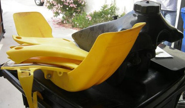 The gas tank on the 426 was black; fenders and shrouds yellow.