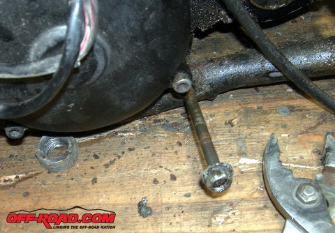 The motor mount bolt at the bottom of the cases can now be removed. As you can see, the bolt was quite rusty.