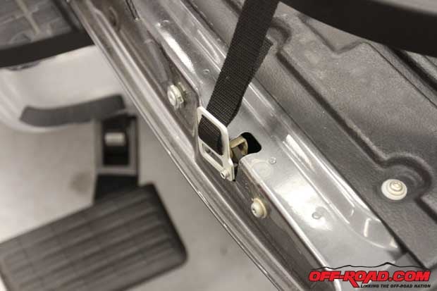 After installing the strap buckle insert, the push the buckle insert into the tailgate latch to secure BedXTender and tighten the straps. Pull on the tailgate handle to release the straps.
