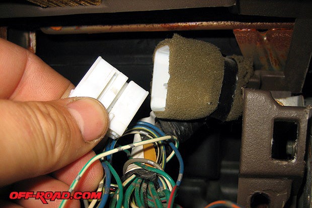 Remove the terminating plug. 