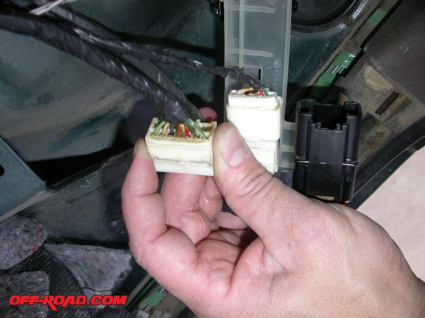 #2 extension plug (the cabin end) as compared to the non-e-locked 4Runner harness at the same point. The additional five e-locker power wires are conspicuous.