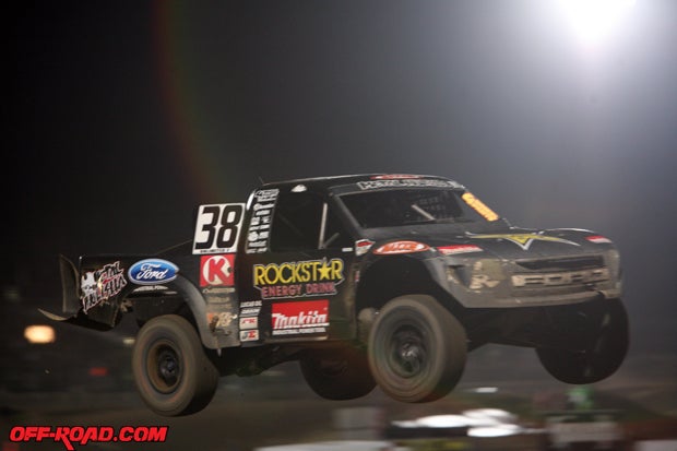 After a wild race that saw the lead change three times, Brian Deegan was able to stay near the front of the pack and strike when his opportunity came to earn the Pro 2 Unlimited win on Sunday night. 