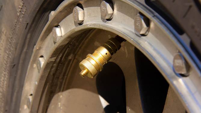 boulder tools tire deflator installed on valve stem