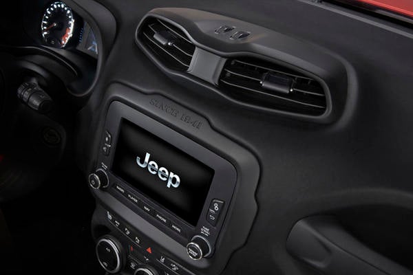 Screen-2015-Jeep-Renegade-4x4-3-4-14