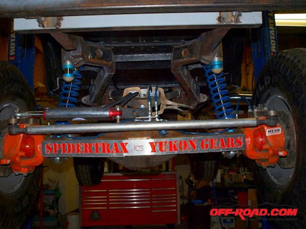 Heres the hydraulic ram hooked to the Spidertax housing for the rear steering. There are individual brake lines for the turn brakes.