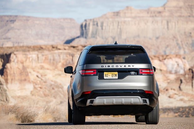 The LED rear tail lights on the new Discovery have a horizontal emphasis to give it a sporty look. The asymmetric tailgate design found on earlier Discovery models is also there, but now moves focus to the license plate holder area. 