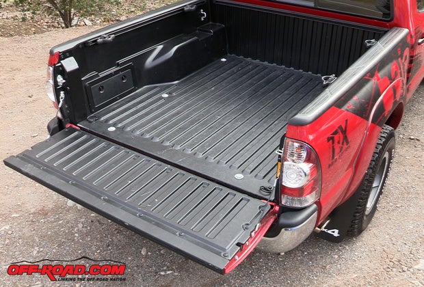 The Tacomas 5-foot bed features a Deck Rail System that features sliding, lockable tie-down cleats to offer another location for securing cargo in addition to the D-ring tiedowns. 