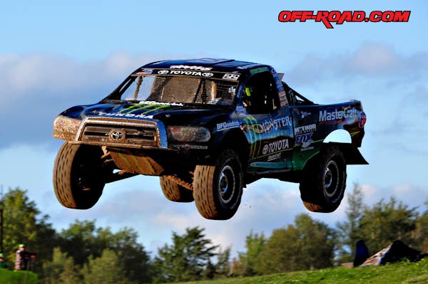 Johnny Greaves looked to hold off Rick Huseman to earn the Pro 4wd Championship at Crandon. 